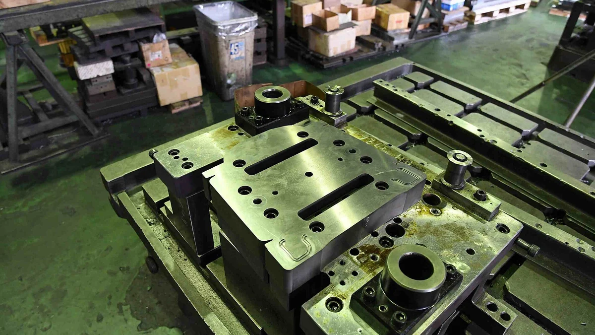 Metal stamping and deep drawing equipment for sheet metal forming
